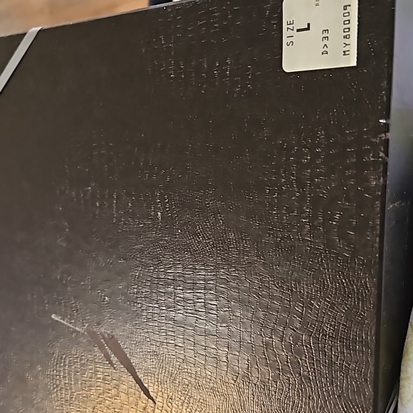 Mens flannel robe still in box. The box is slightly worn so can't pass as new. - Picture 3 of 3